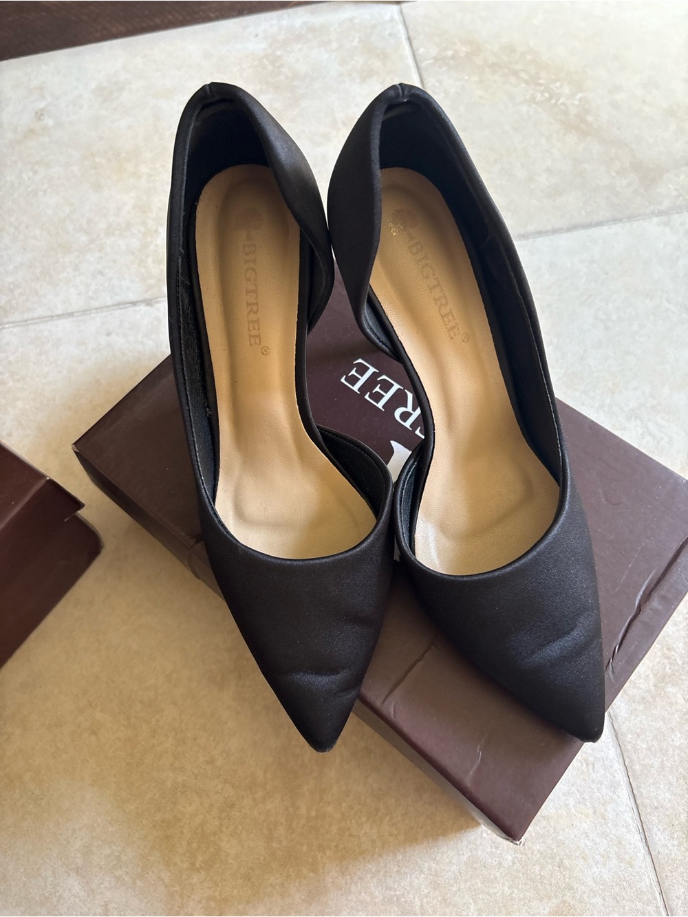 BigTree Black Pointed Toe Women’s Pumps